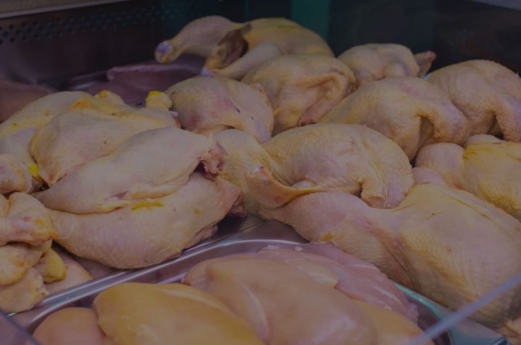 FOTO DE MUSLOS DE POLLO EN VITRINA