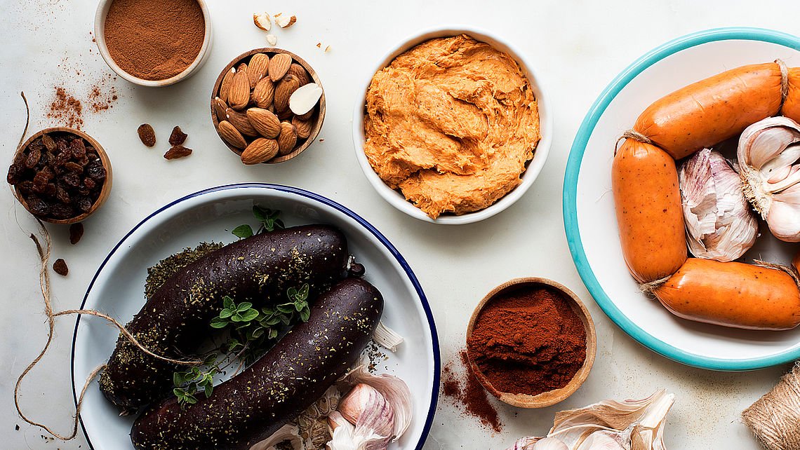 IMAGEN DE SOBRASADA, CHORIZOS, MORCILLAS Y ALMENDRAS